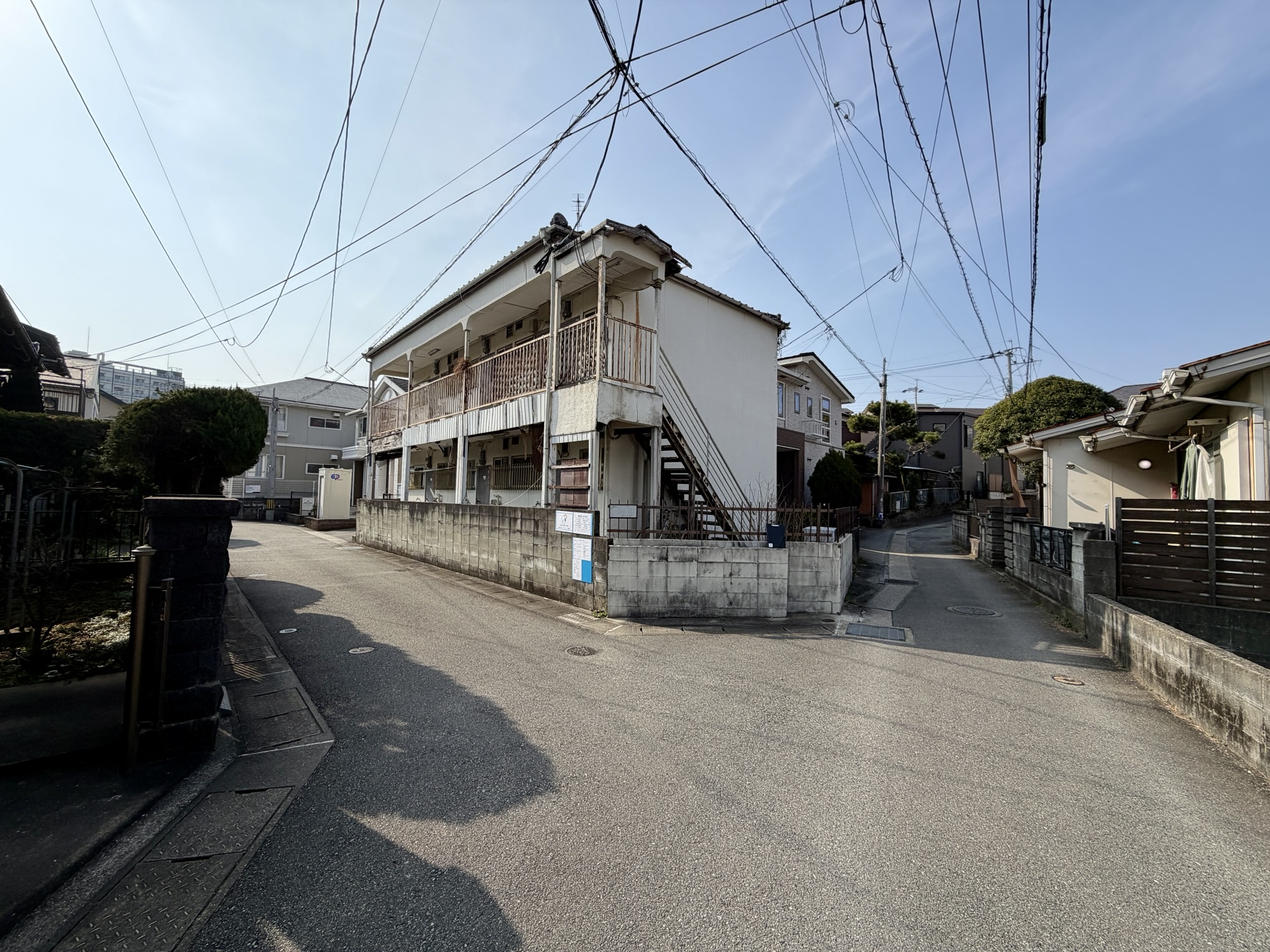 住宅街の道沿いに建つ、着工前の木造2階建てアパート(福岡市東区の施工事例)