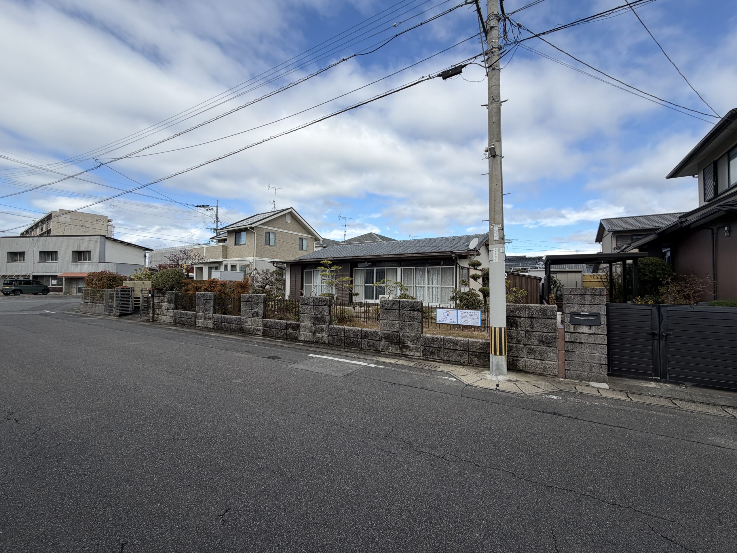 ブロック塀の内側に庭木が並ぶ、着工前の木造平屋の住まい（佐賀県佐賀市の施工事例）