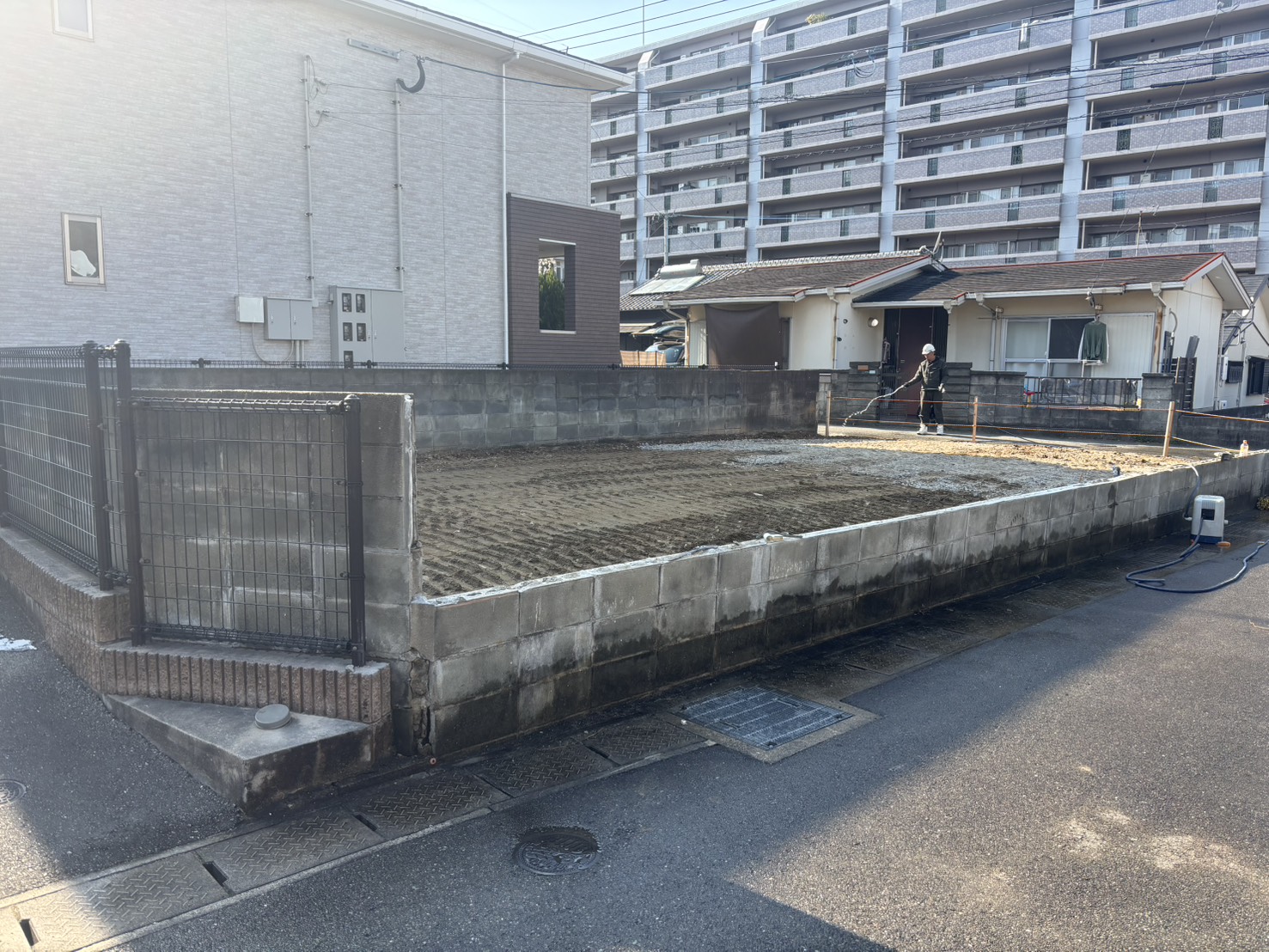 着工前とほぼ同じ角から見た解体後の更地(福岡市東区の施工事例)