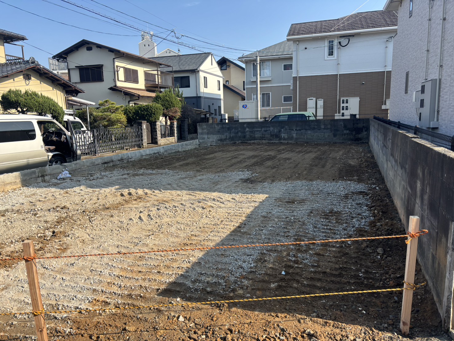 建物と基礎の撤去を終え、境界にロープを張ってならした敷地(福岡市東区の施工事例)