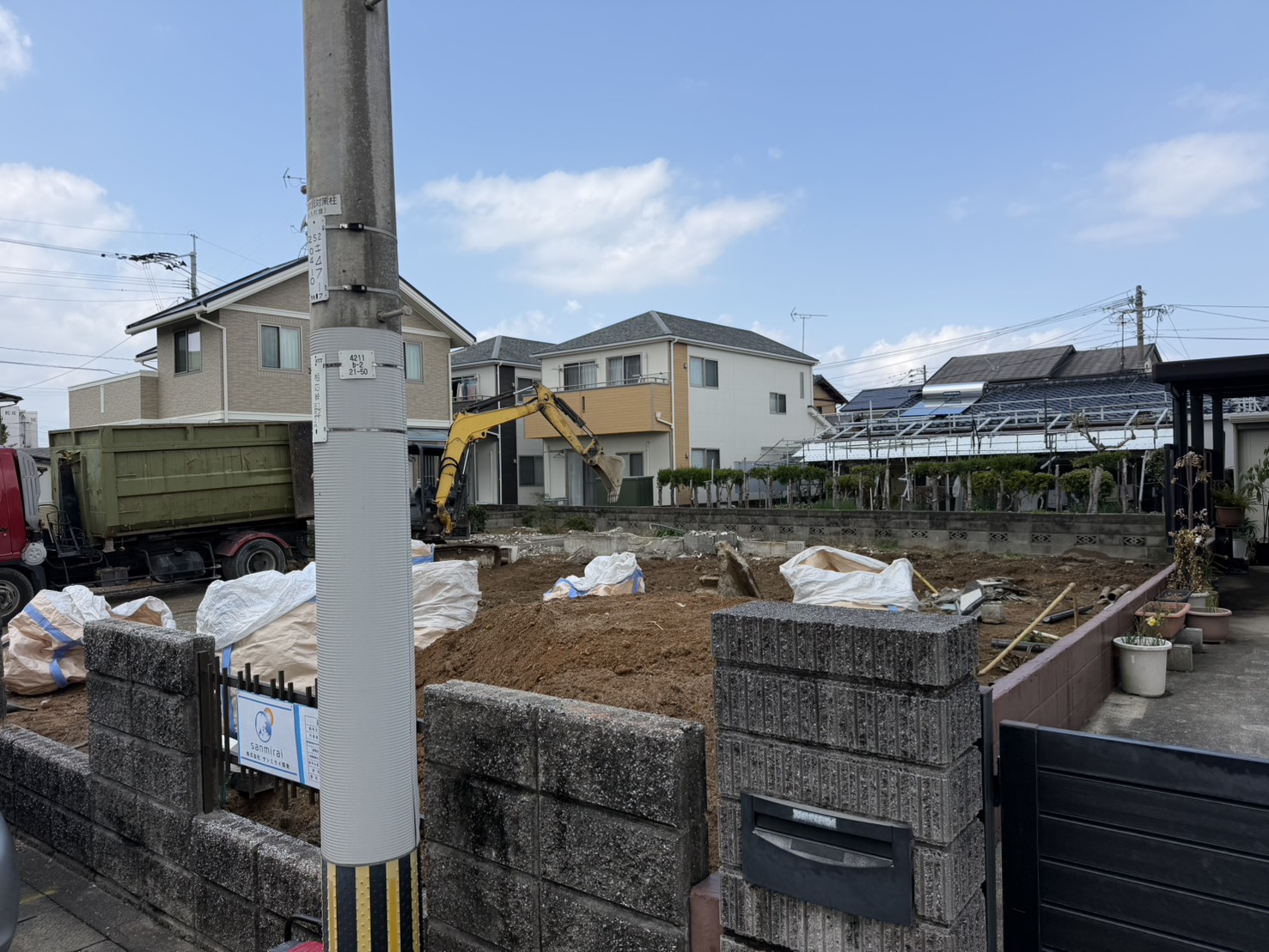 上屋の解体を終え、フレコンバッグが並ぶ敷地（佐賀県佐賀市の施工事例）