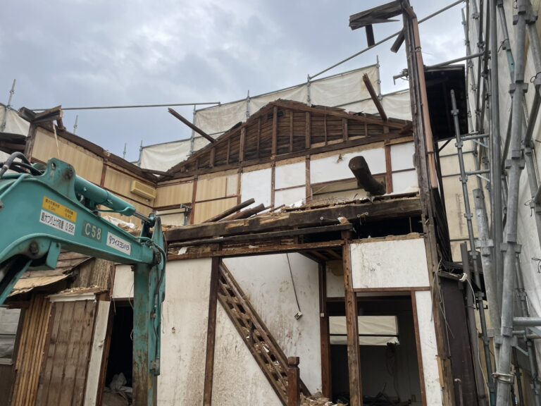 【福岡市城南区】鳥飼の解体工事、続報！重機が搬入され、いよいよ上屋の解体がスタートです🚜🏠