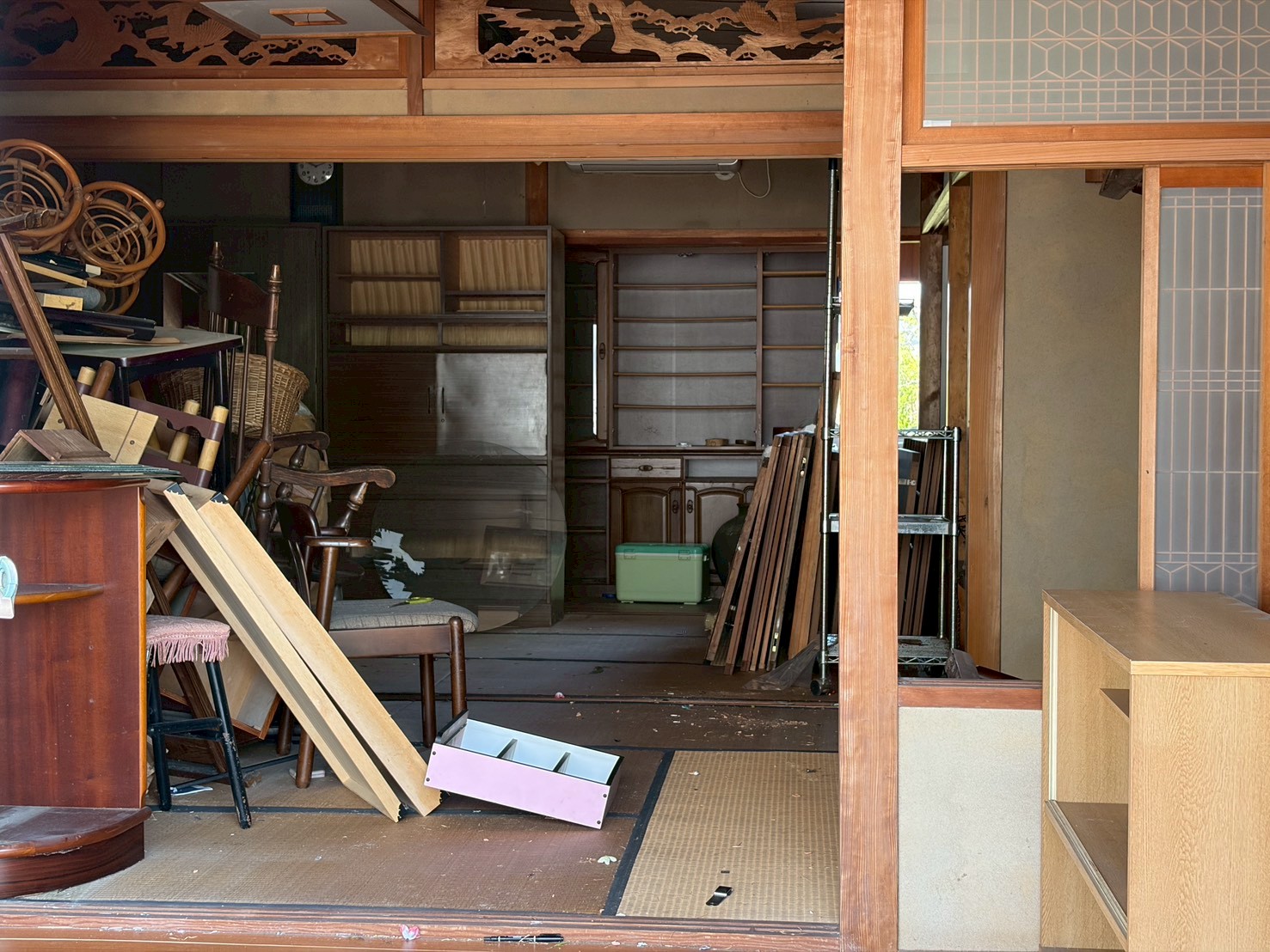 春日市ちくし台の現場 屋内に集めた家具と建具