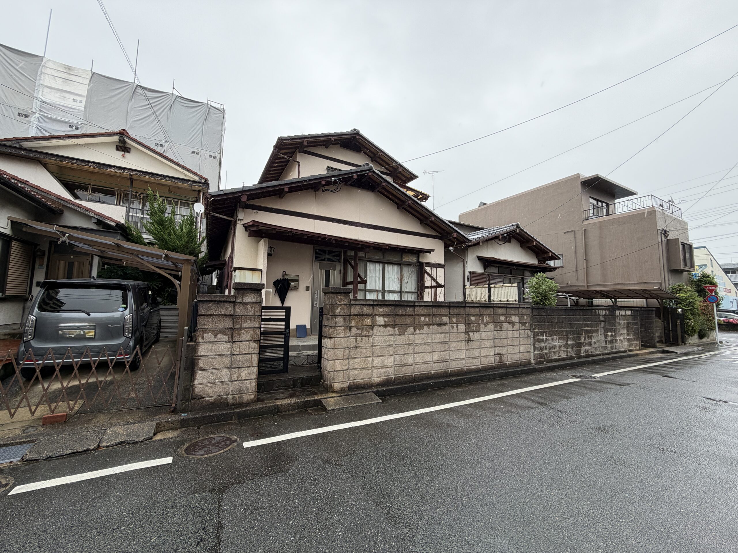福岡市南区塩原の解体予定の和風住宅とカーポートまわりの外観
