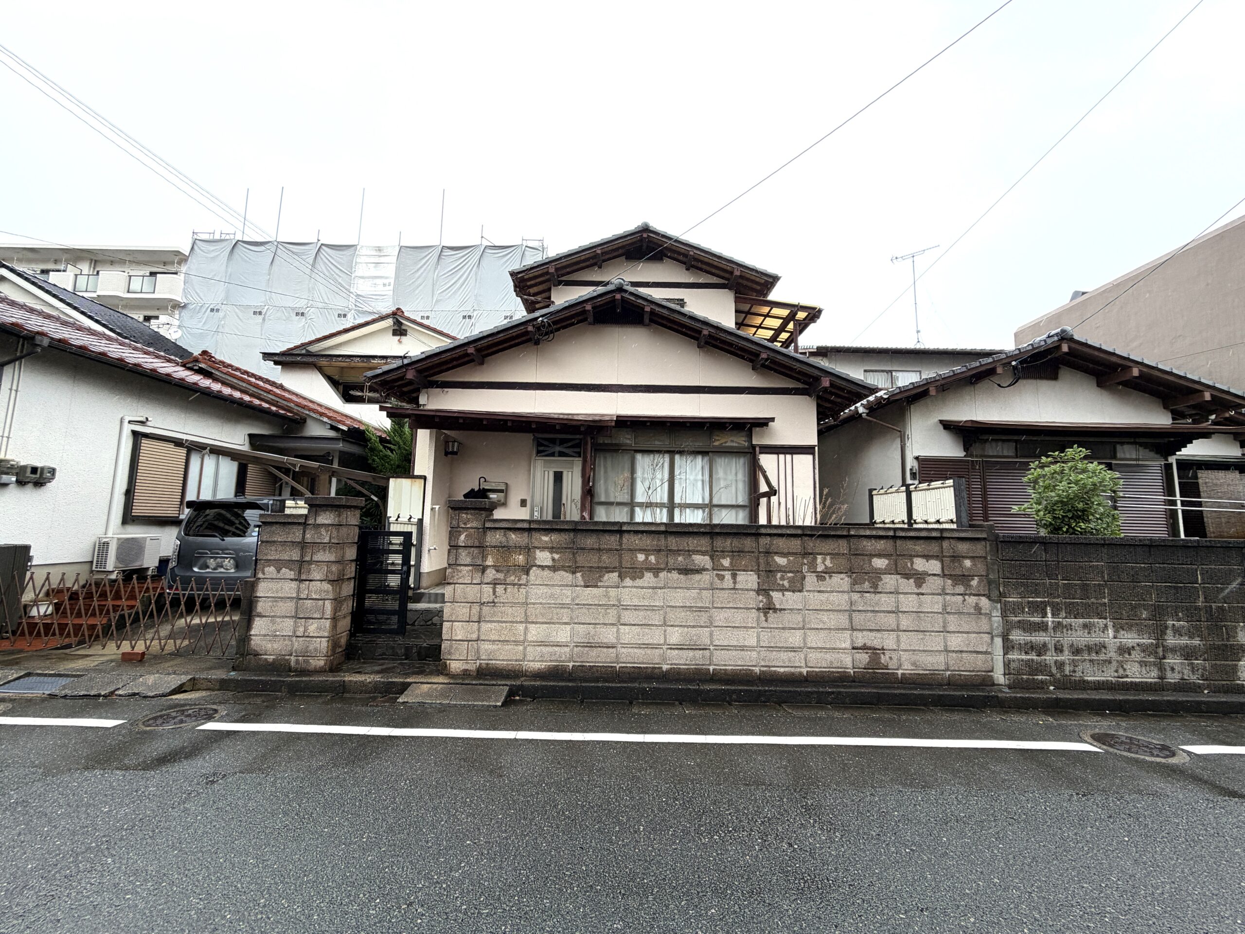 福岡市南区塩原で解体工事の着工準備が整った和風住宅の正面外観