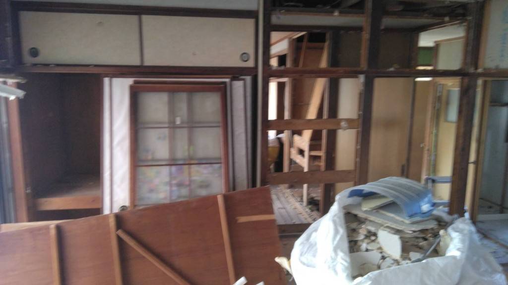 梅林5丁目の現場・押入れと襖の撤去作業中