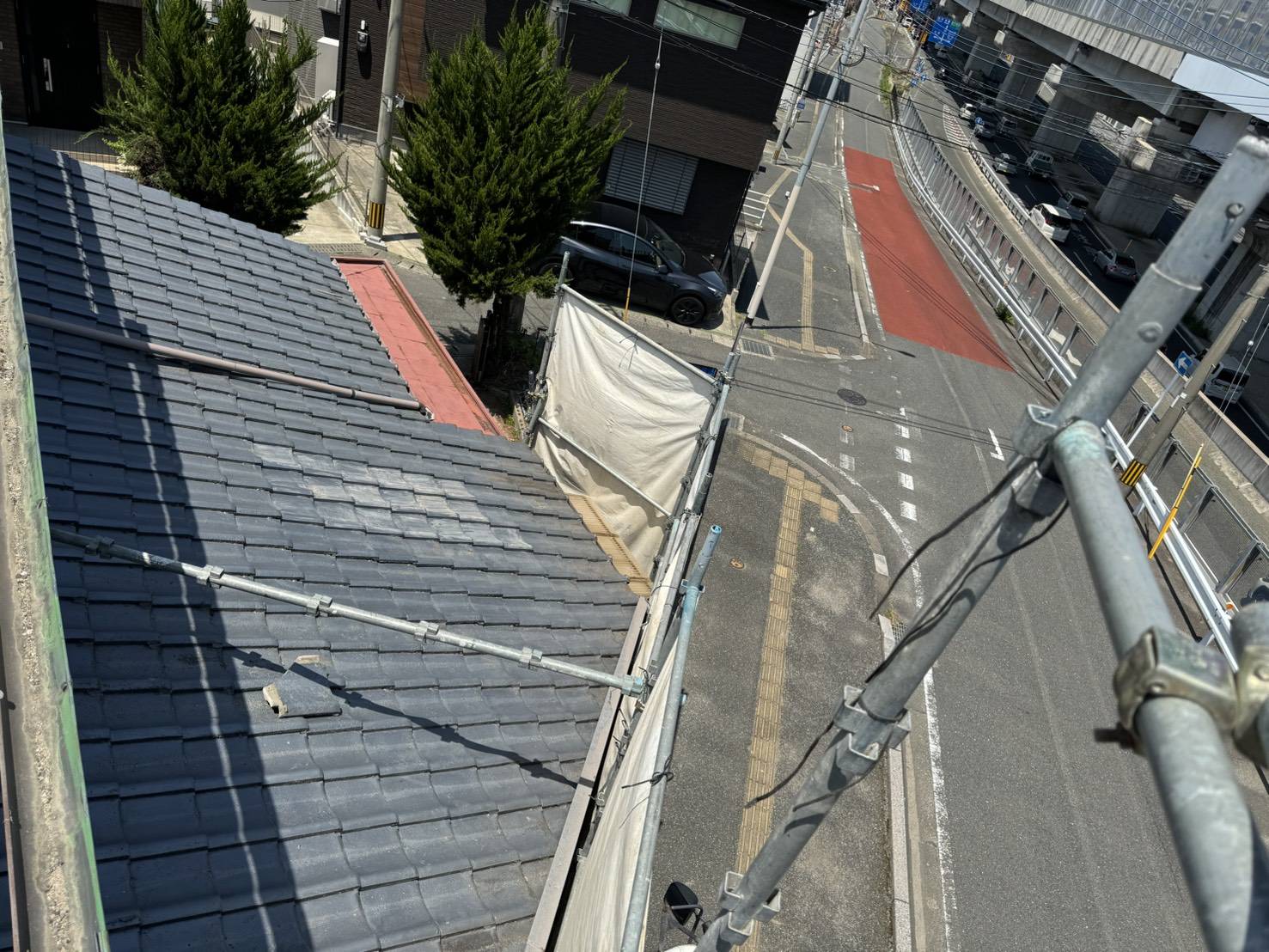 梅林5丁目の現場・屋根からの俯瞰・幹線道路と養生シートの位置関係