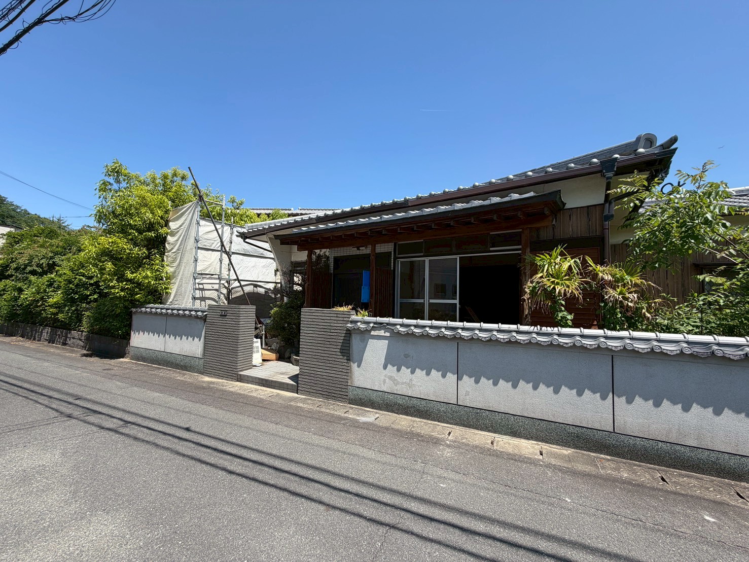 春日市ちくし台 養生シート立ち上げ作業中の現場