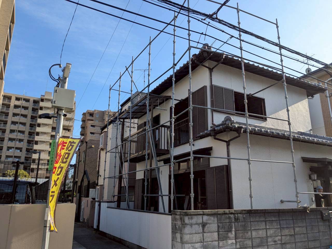百道1丁目の解体現場・撤去された大量の屋根瓦が木枠の中に整理されている様子