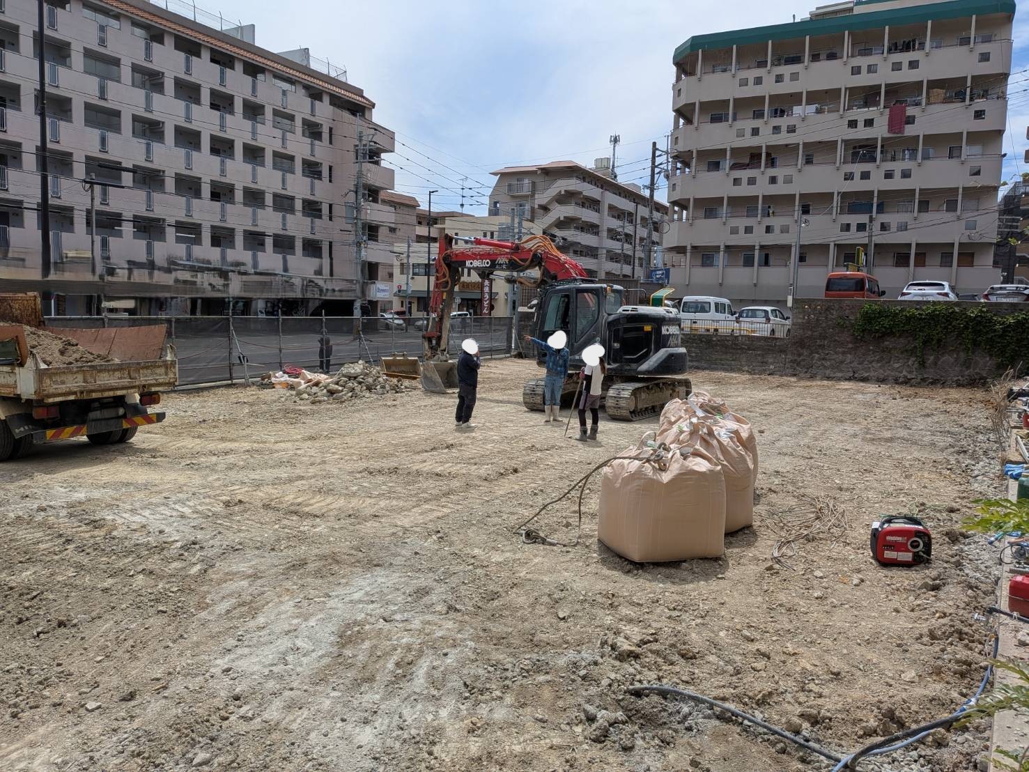 寺塚 和田ビル解体工事 建物本体の解体完了直後(重機+廃材袋+整地が始まる現場)