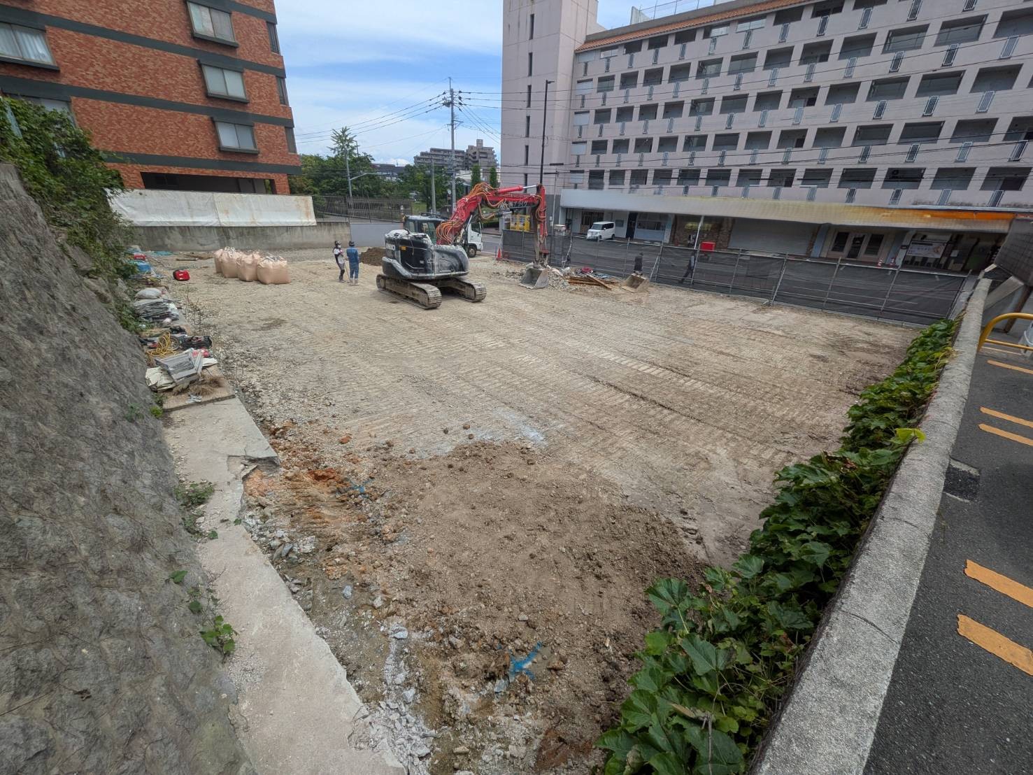 寺塚 和田ビル解体工事 整地後の現場全景(コンクリ擁壁側からの構図)