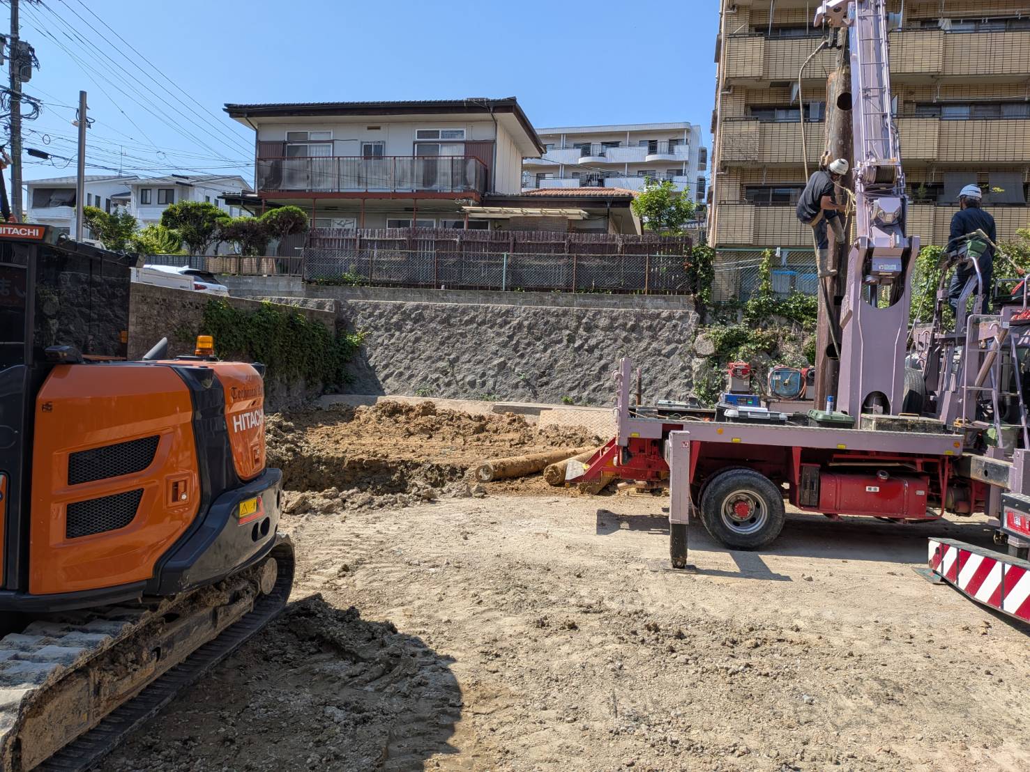 福岡市南区寺塚のビル現場・HITACHI重機とクレーン車・整地に向けて作業中