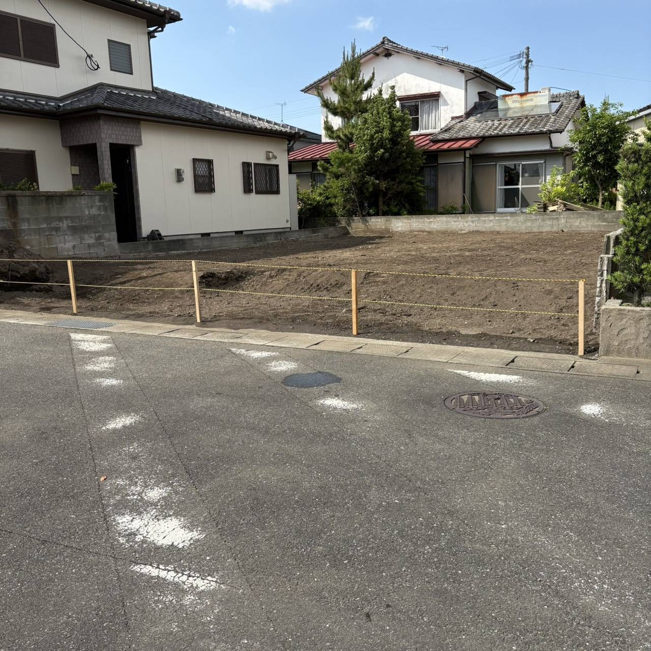 引渡し前に整地され境界を整えた更地