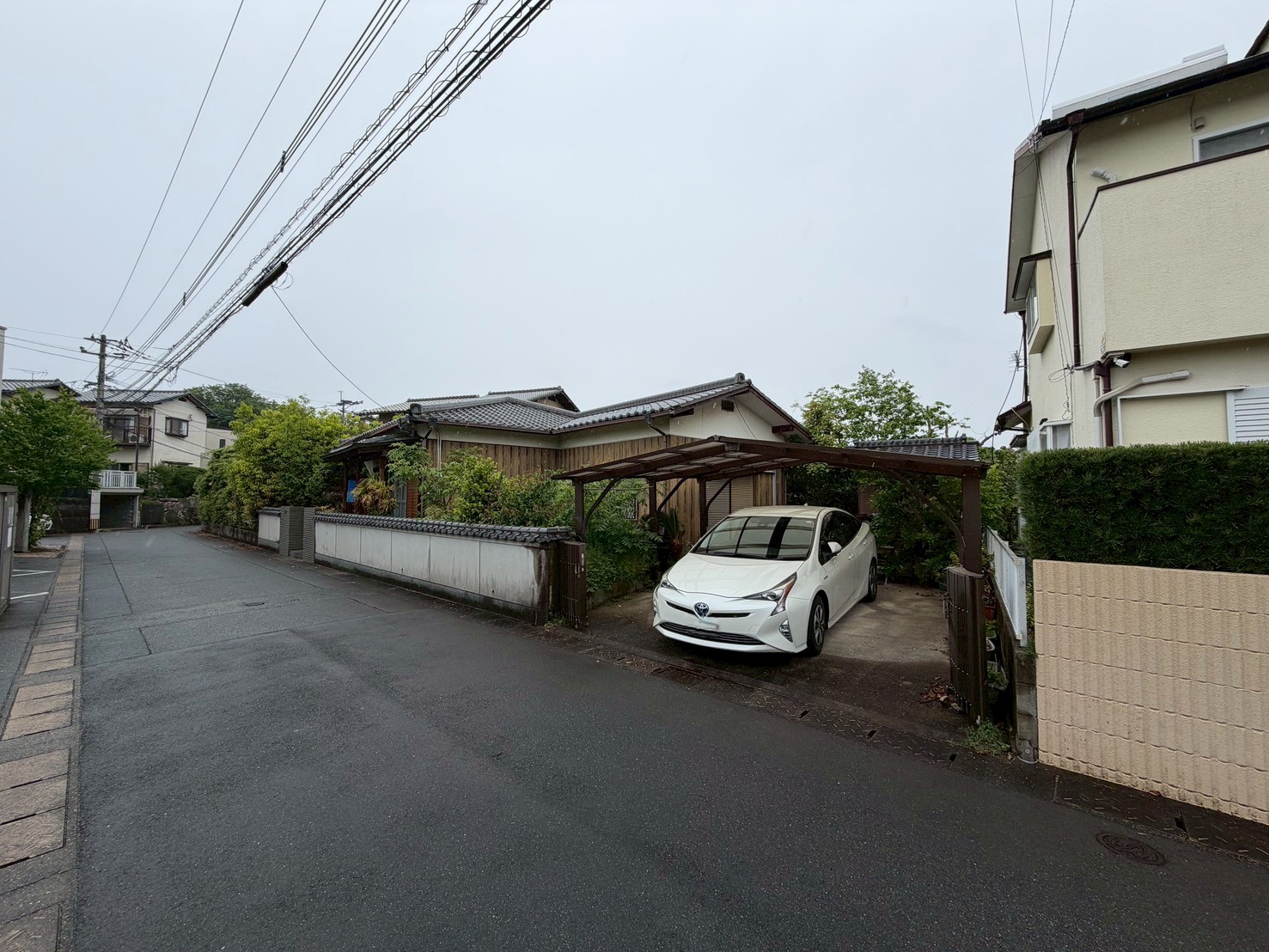 春日市ちくし台 現場全景（駐車スペースと建物）