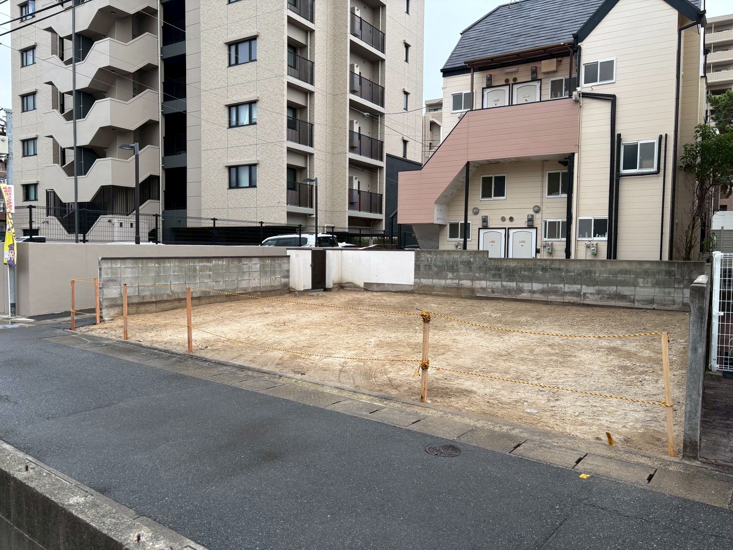 マンションと戸建てが調和する百道の街並みに整った更地