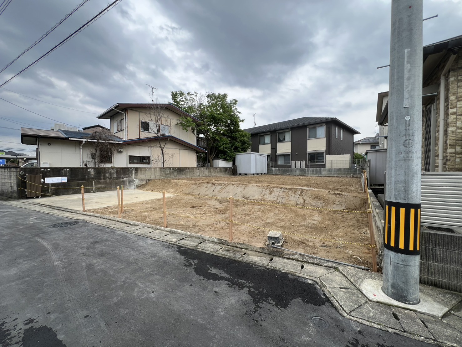 老司 解体工事完工後の現場 別角度(隣家の和風住宅と整地済みの更地)