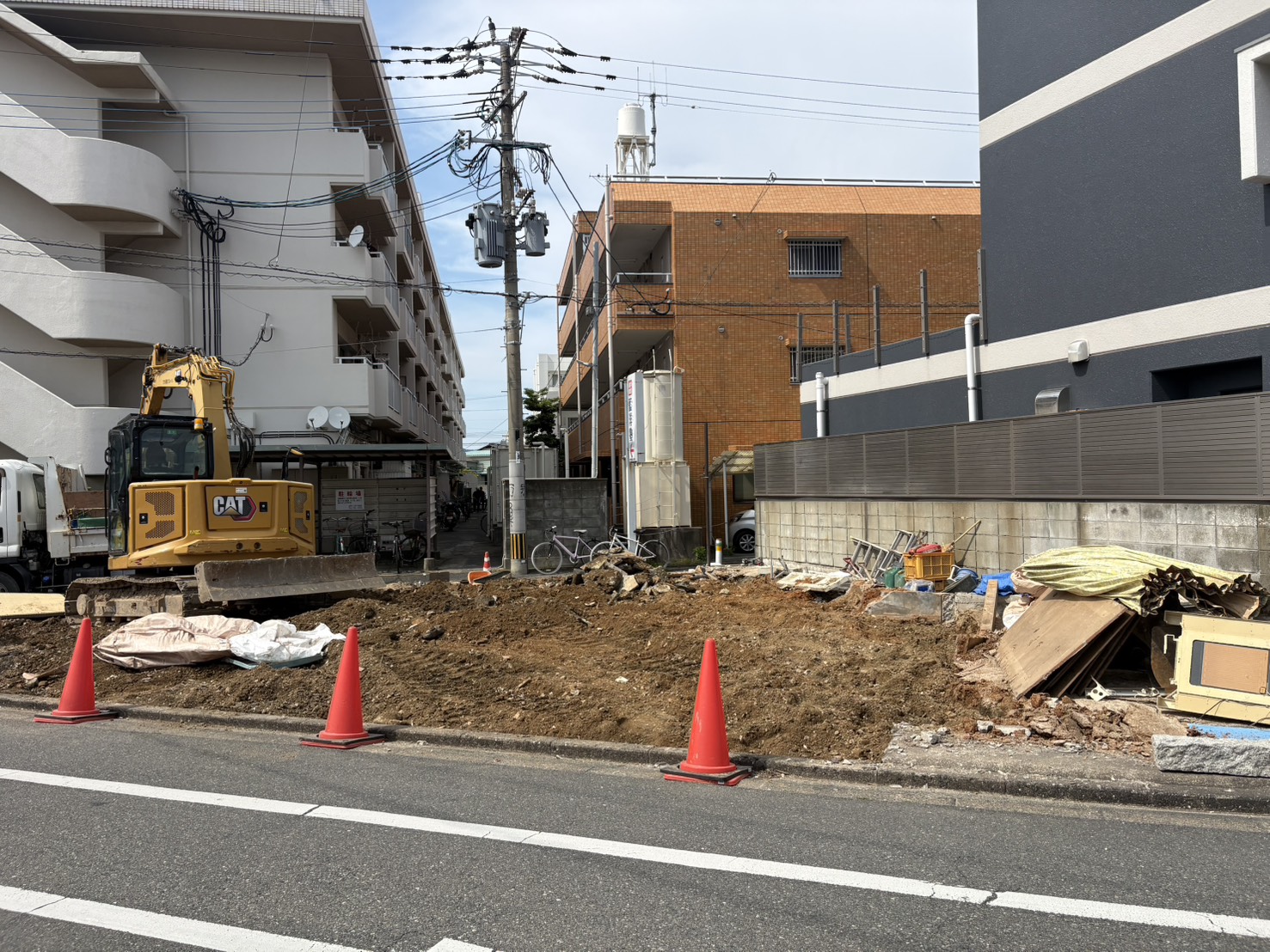 今宿駅前 解体作業中の現場(CAT重機+三角コーンで安全動線確保)