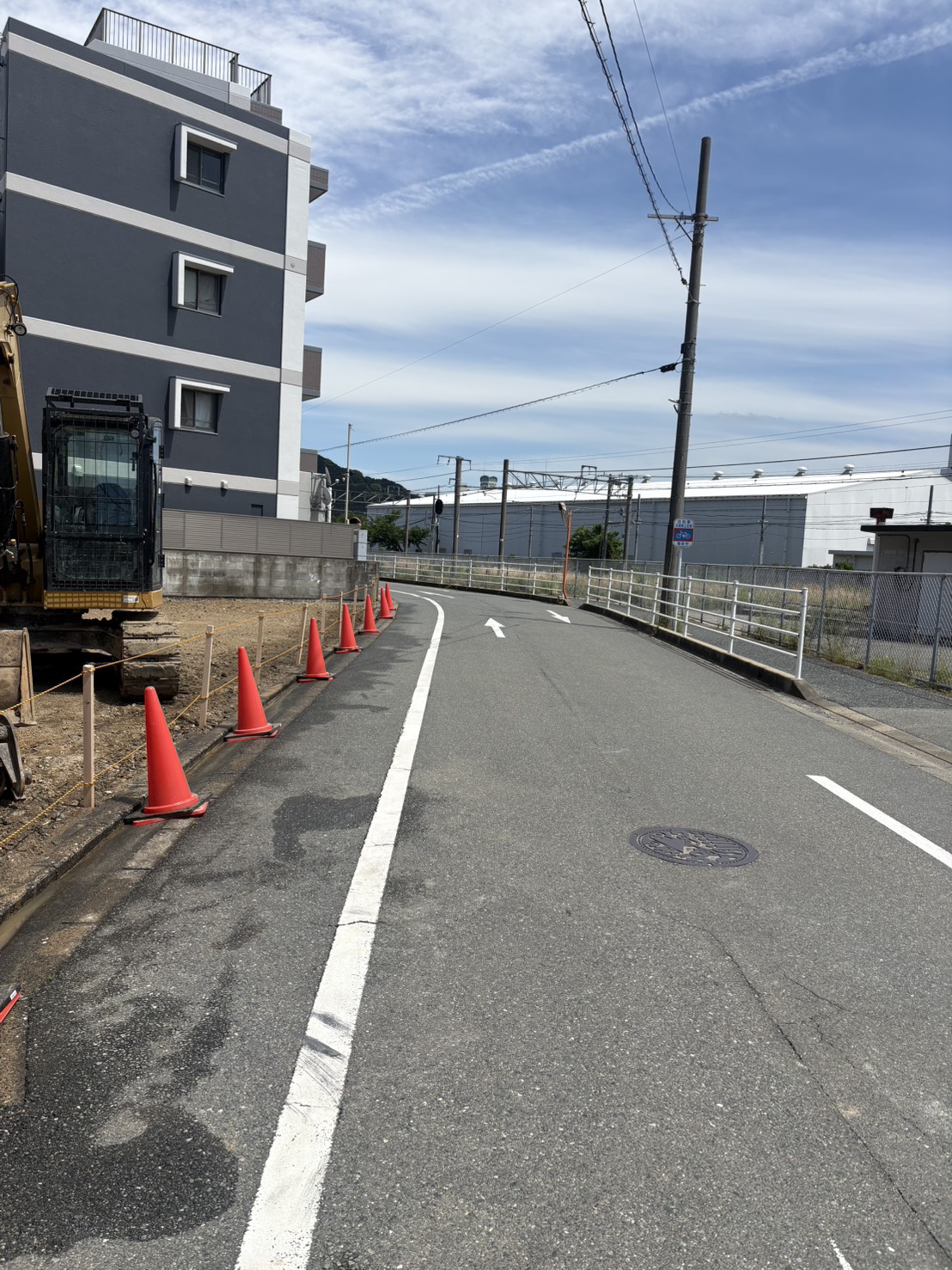 今宿駅前 完工後の更地(整地完了・遠景に山並みと青い空)