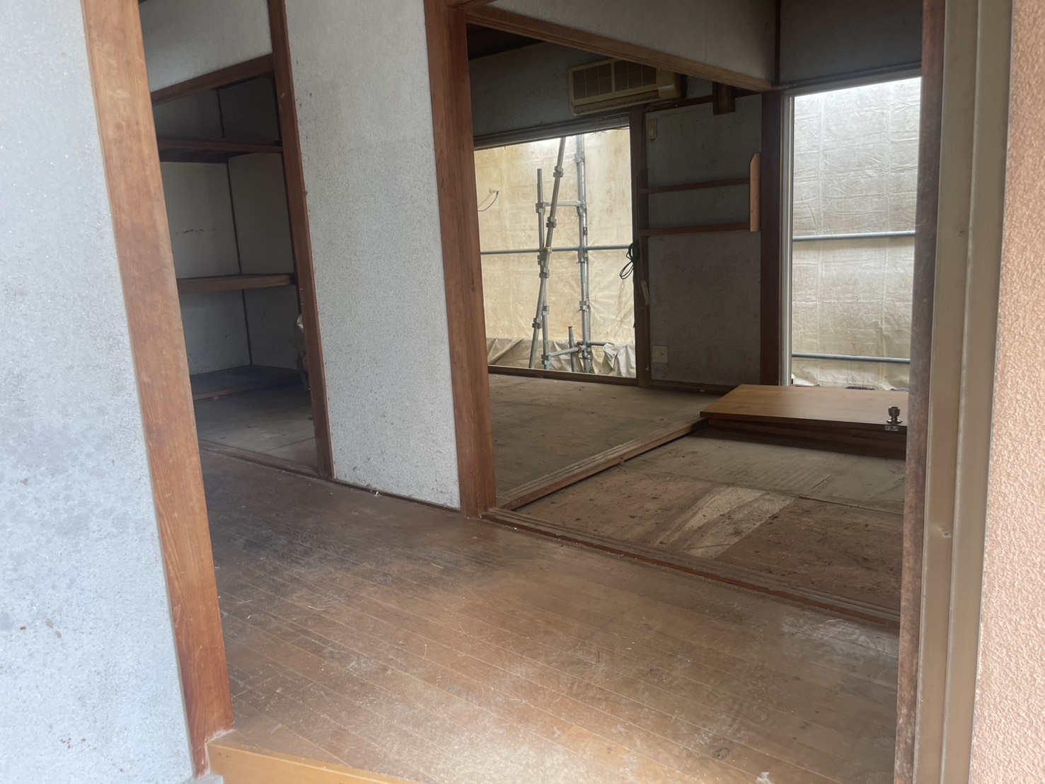 城南区干隈の解体現場で建具を外し床板をあらわにした室内