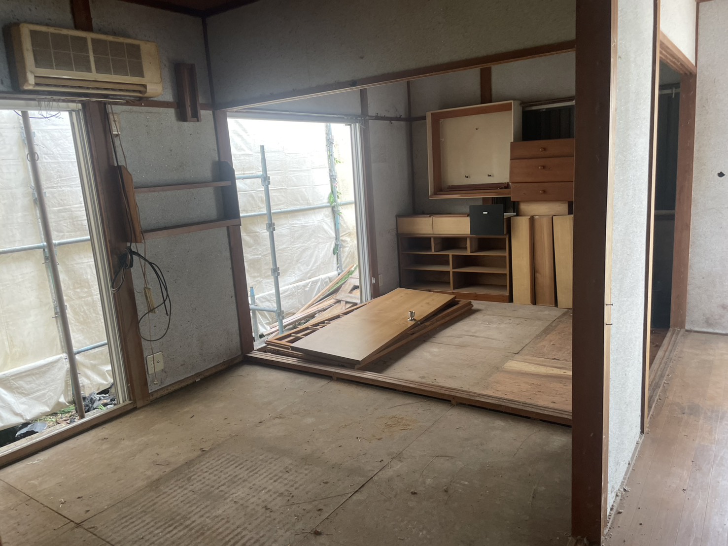 城南区干隈の解体現場で室内に残された家具などを分別整理する様子
