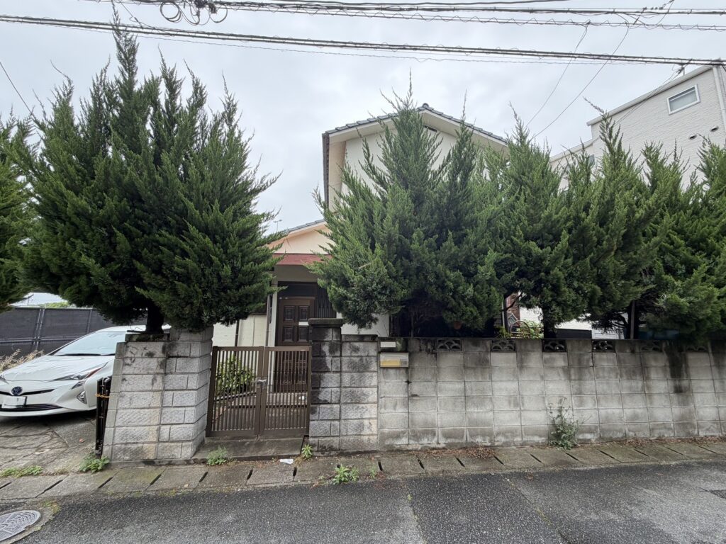 【福岡市城南区梅林】木造2階建の解体工事スタート｜幹線道路沿いの飛散対策と「未来への準備」🏠🚜