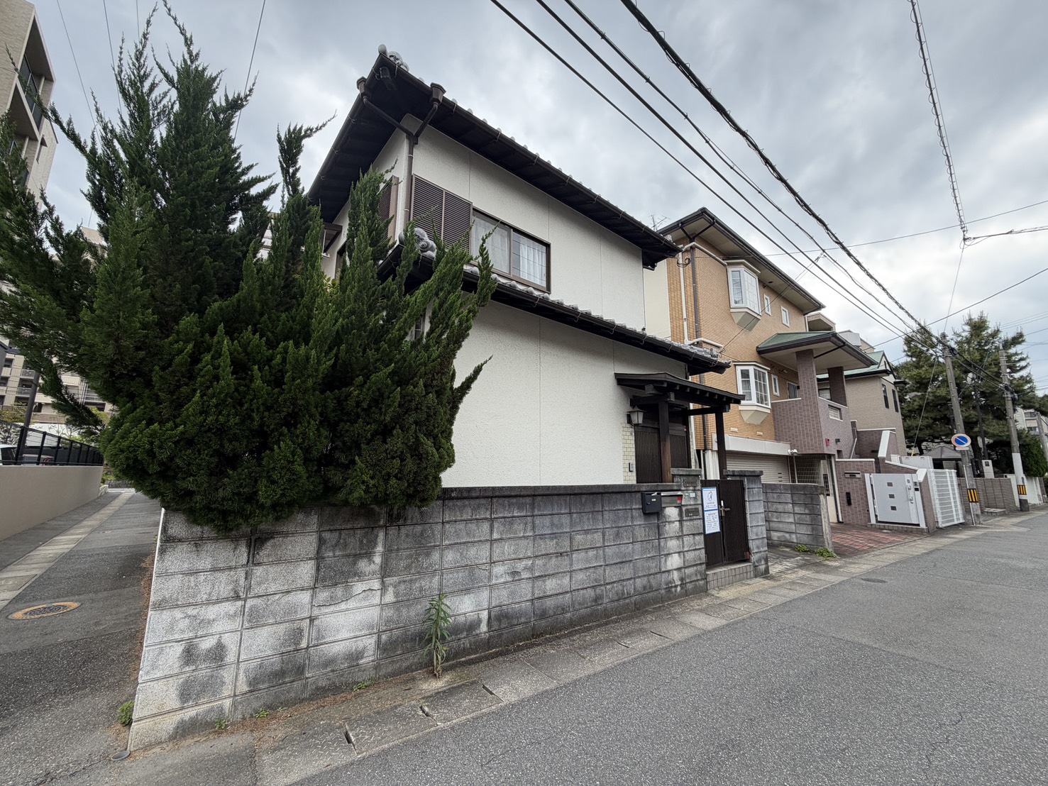 百道1丁目の解体工事現場・建物側面と外構（植栽・ブロック塀）の様子