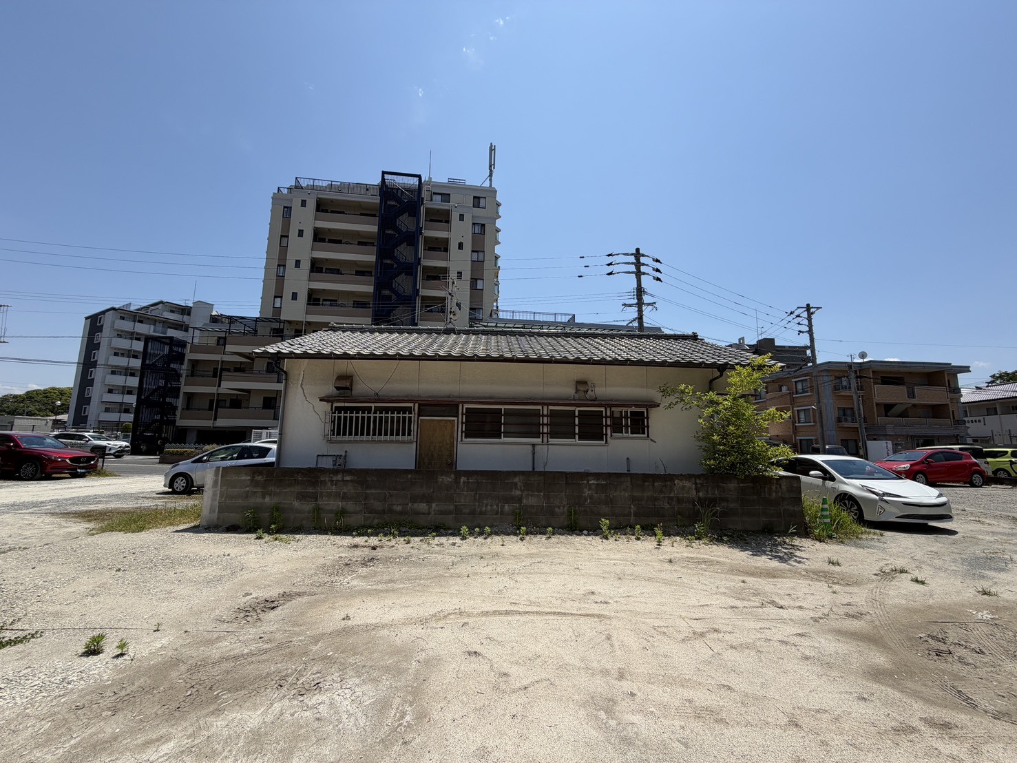 広い前面スペースと城南区干隈の建物側面