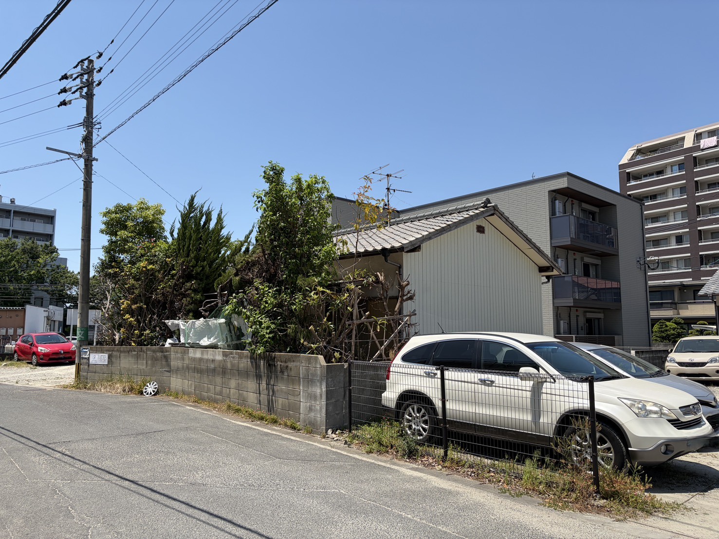 庭木に囲まれた城南区干隈の住まいの様子