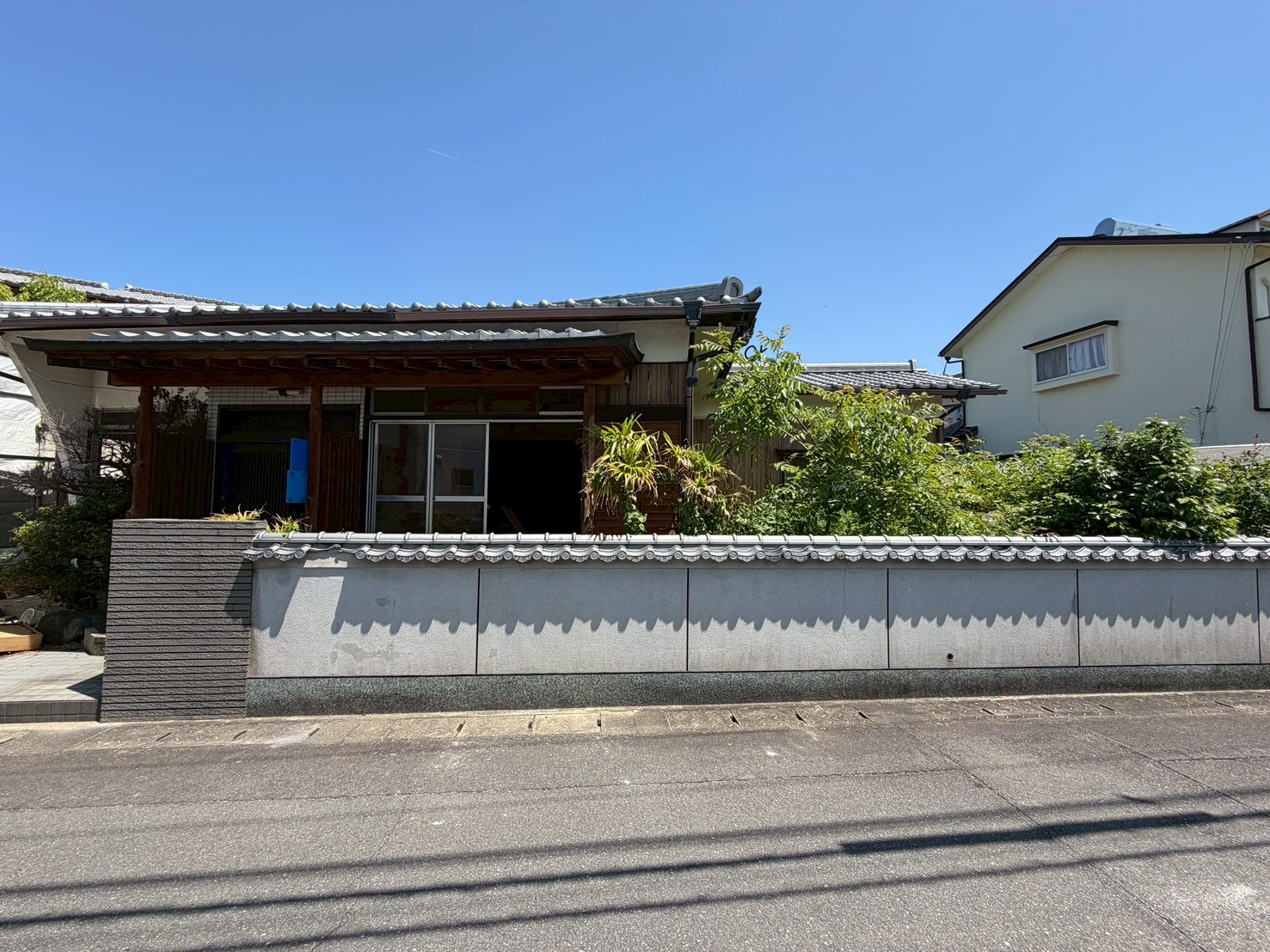 春日市ちくし台 道路側から見た現場全景