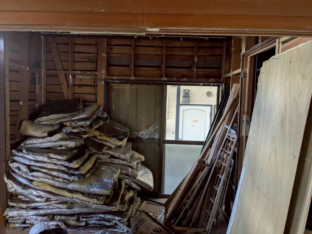 百道1丁目の解体現場・和室の壁から断熱材を取り出し、種類ごとにまとめて積み上げた様子