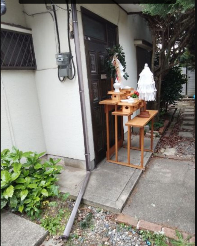 梅林5丁目の現場の玄関横に設置された三方と神饌・御幣の祭壇