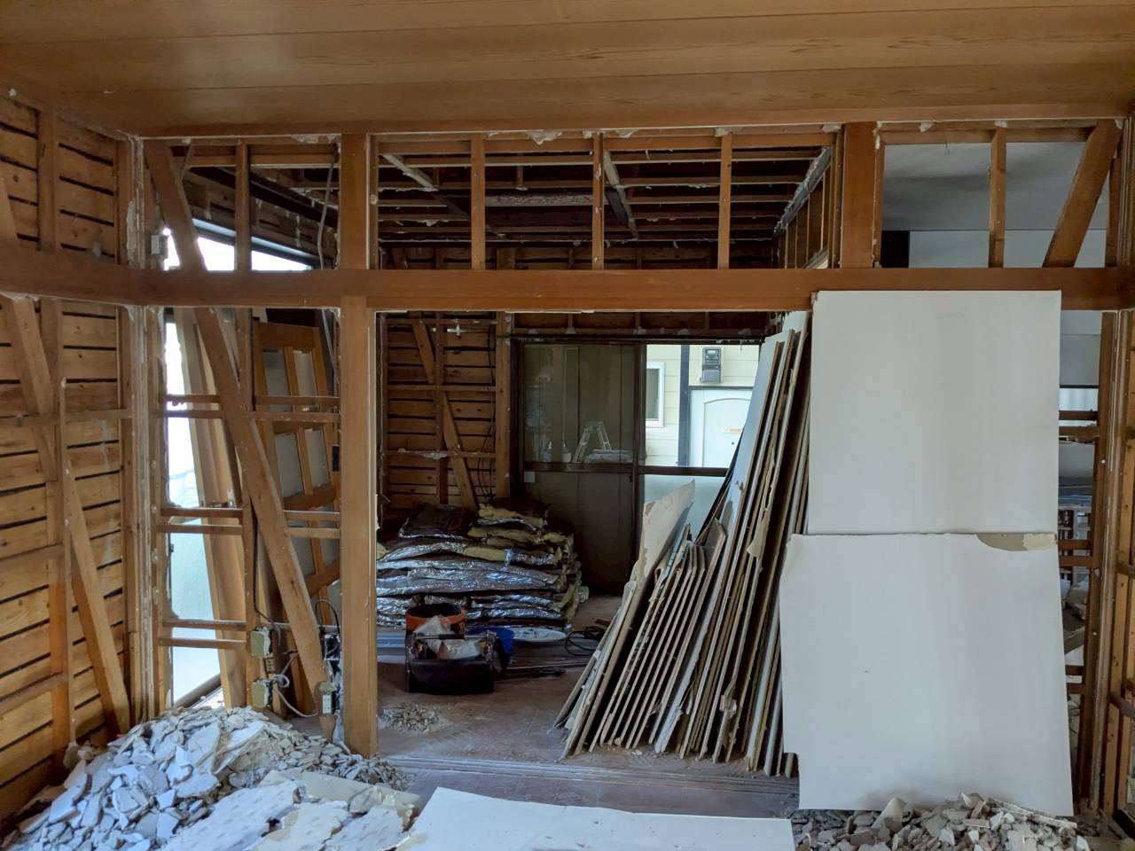 百道1丁目の解体現場・玄関に掲示された建築計画のお知らせ