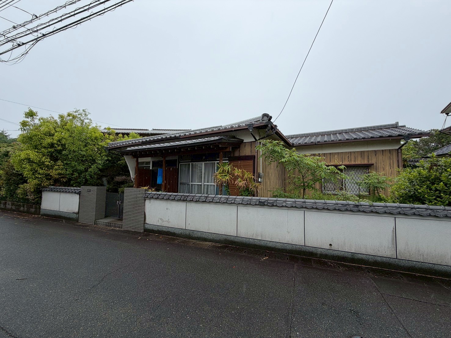 春日市ちくし台 木造平屋住宅の正面外観（瓦屋根と塀）