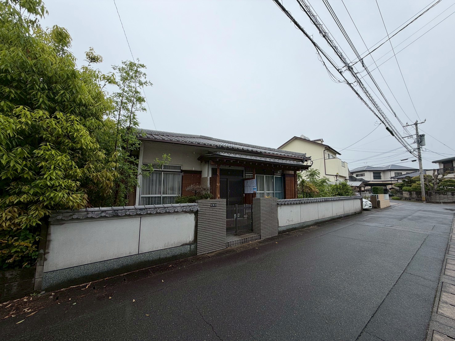 春日市ちくし台 木造平屋住宅の玄関アプローチ