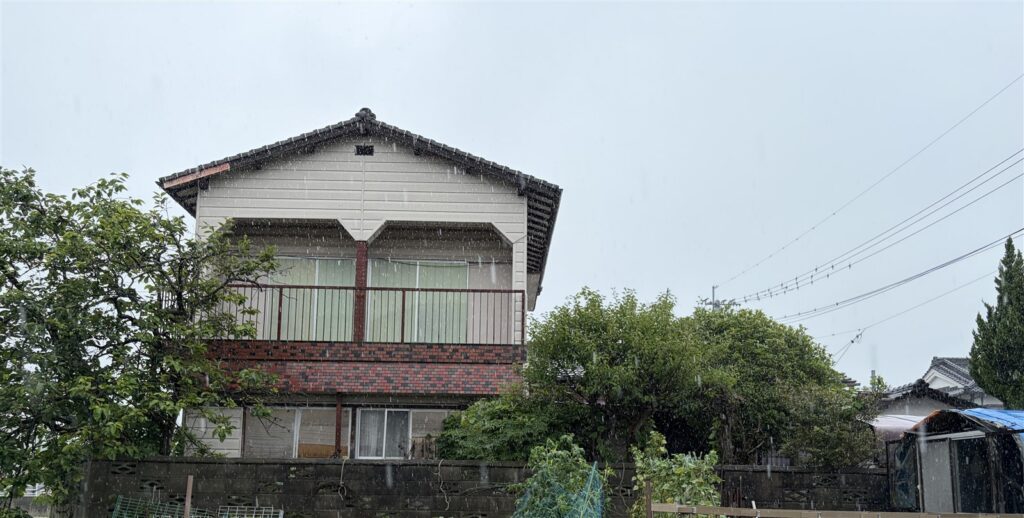【福岡県糟屋郡志免町】長年の暮らしが息づく木造2階建て、解体の着工前レポート｜敷地の古い井戸とともに🏠