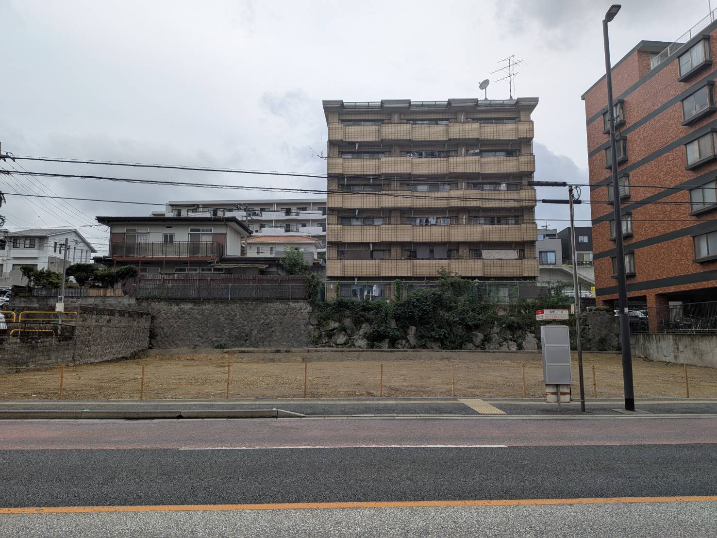 道路の向かいから見た、完工した寺塚の現場全景