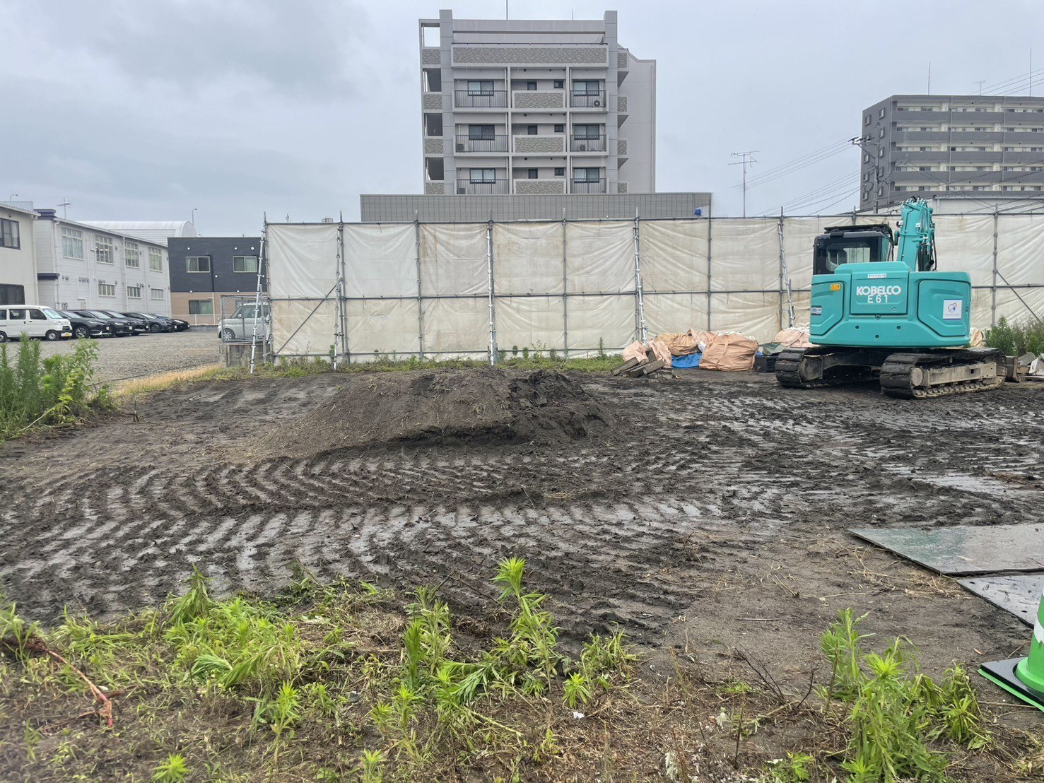 重機で解体後の地面を均していく様子（福岡市博多区豊）