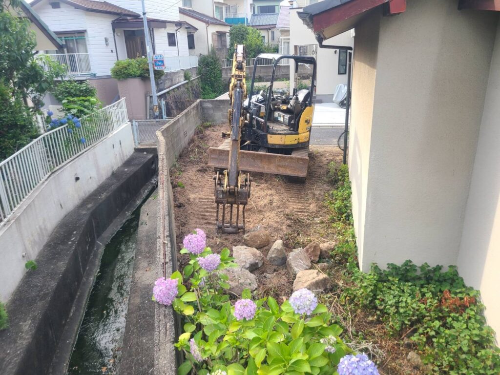 【福岡市城南区七隈】解体工事の作業中レポート｜地中から現れた大きな石も、ていねいに運び出しています🚜