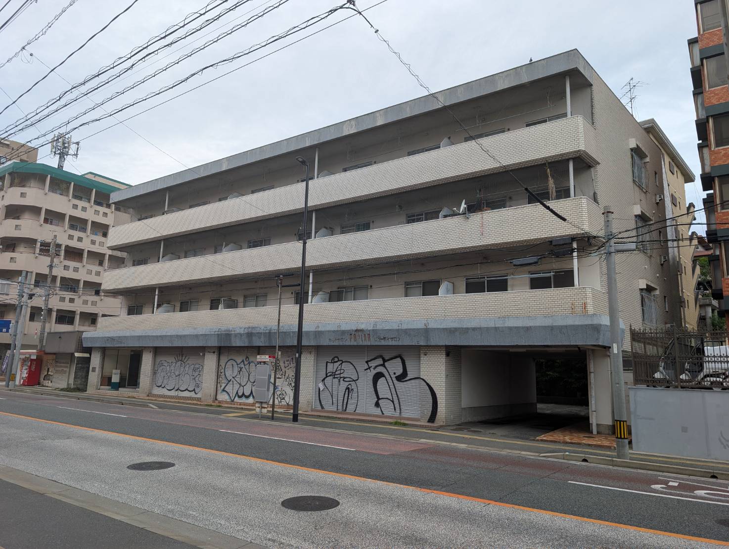 解体前のビル(福岡市南区寺塚)