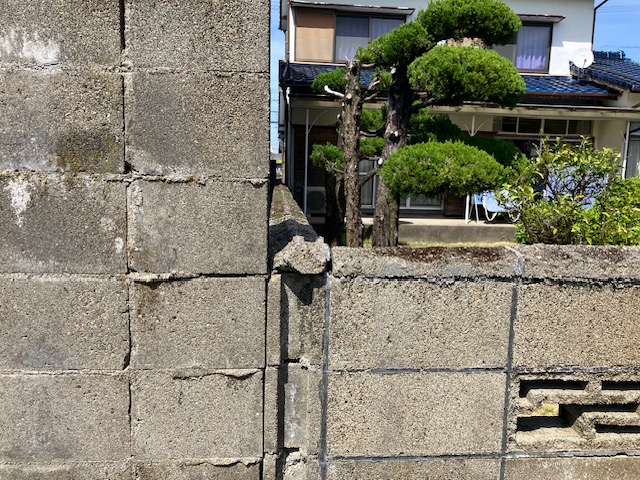 経年でひび割れ・劣化が見られた久留米市大石町のブロック塀