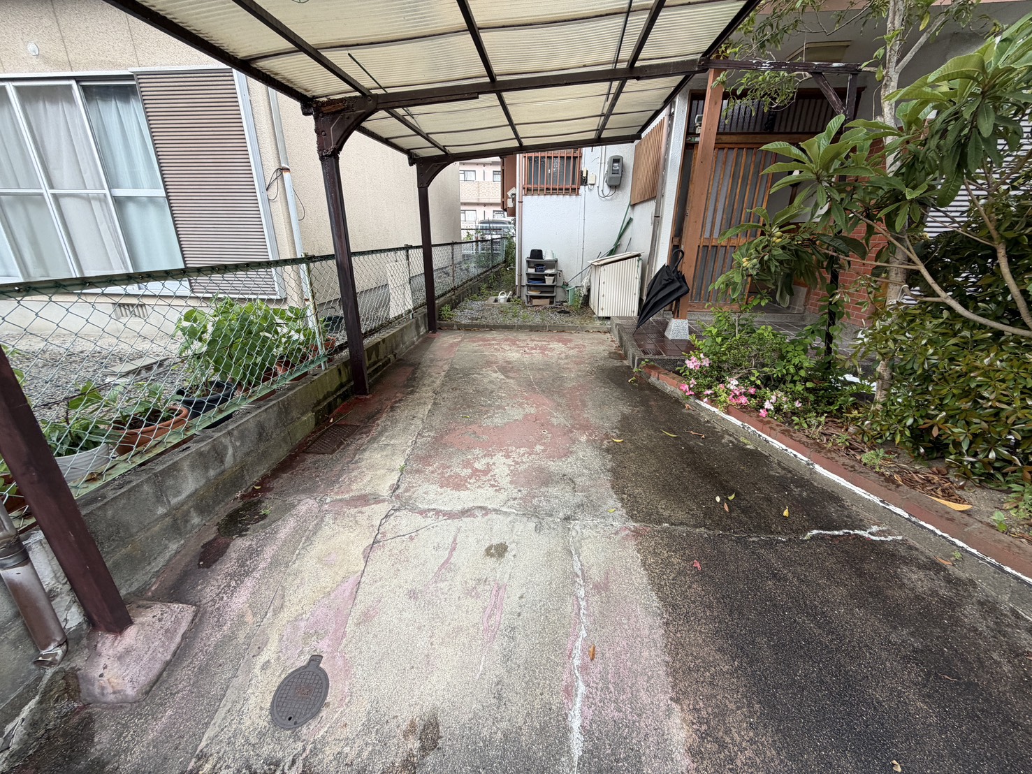 福岡県春日市 撤去前のカーポートと年季の入った土間