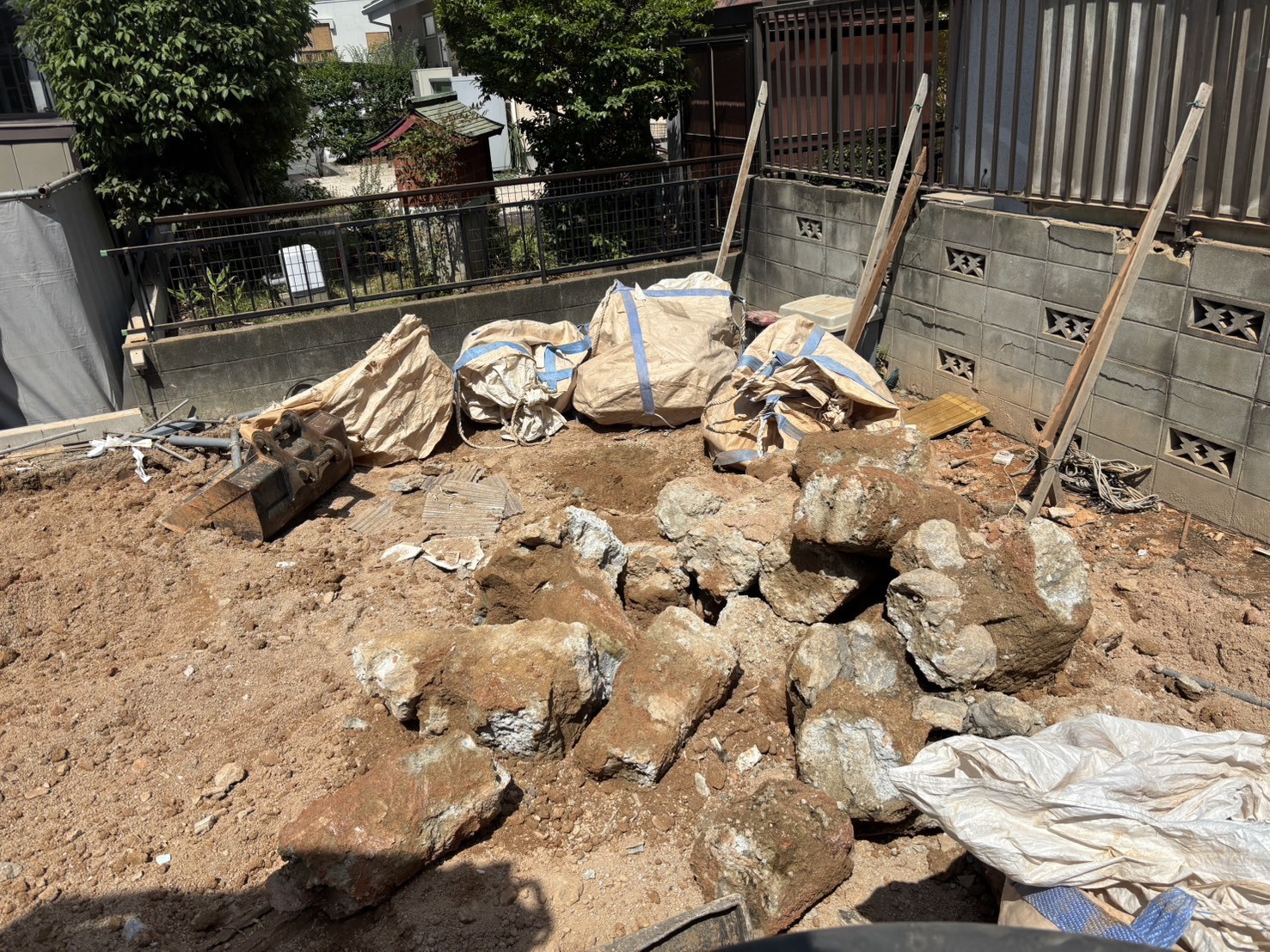 福岡市城南区七隈の解体現場で、地中から掘り出された大きな石