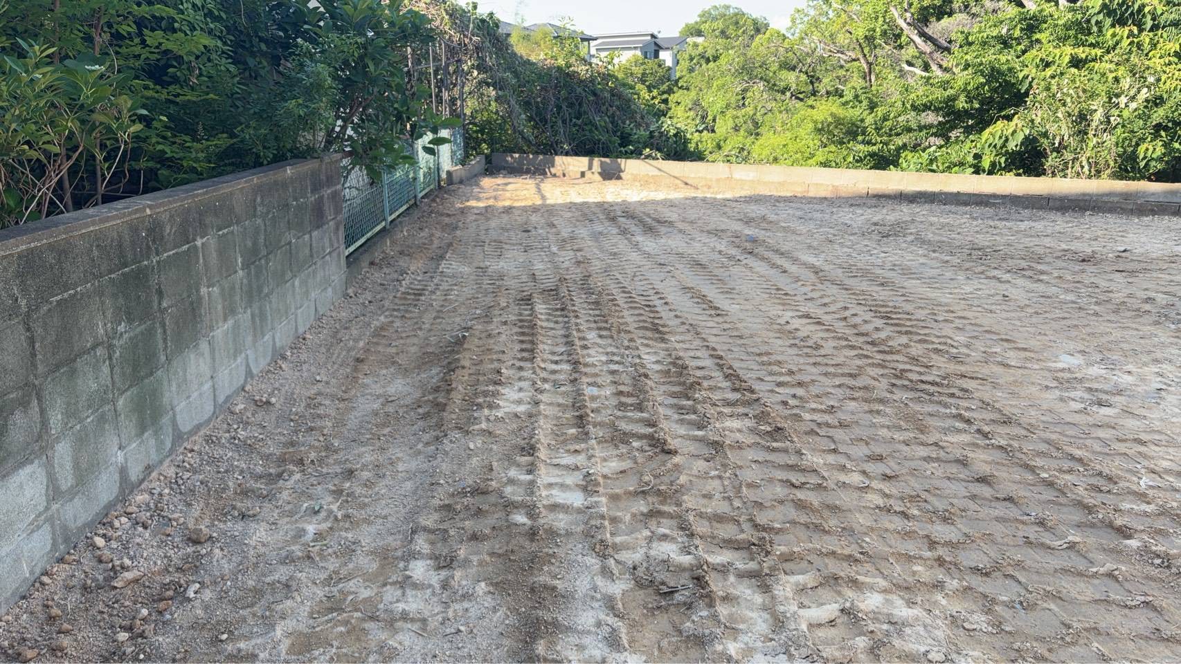 地中まで撤去し転圧・整地した春日市ちくし台の地面のようす