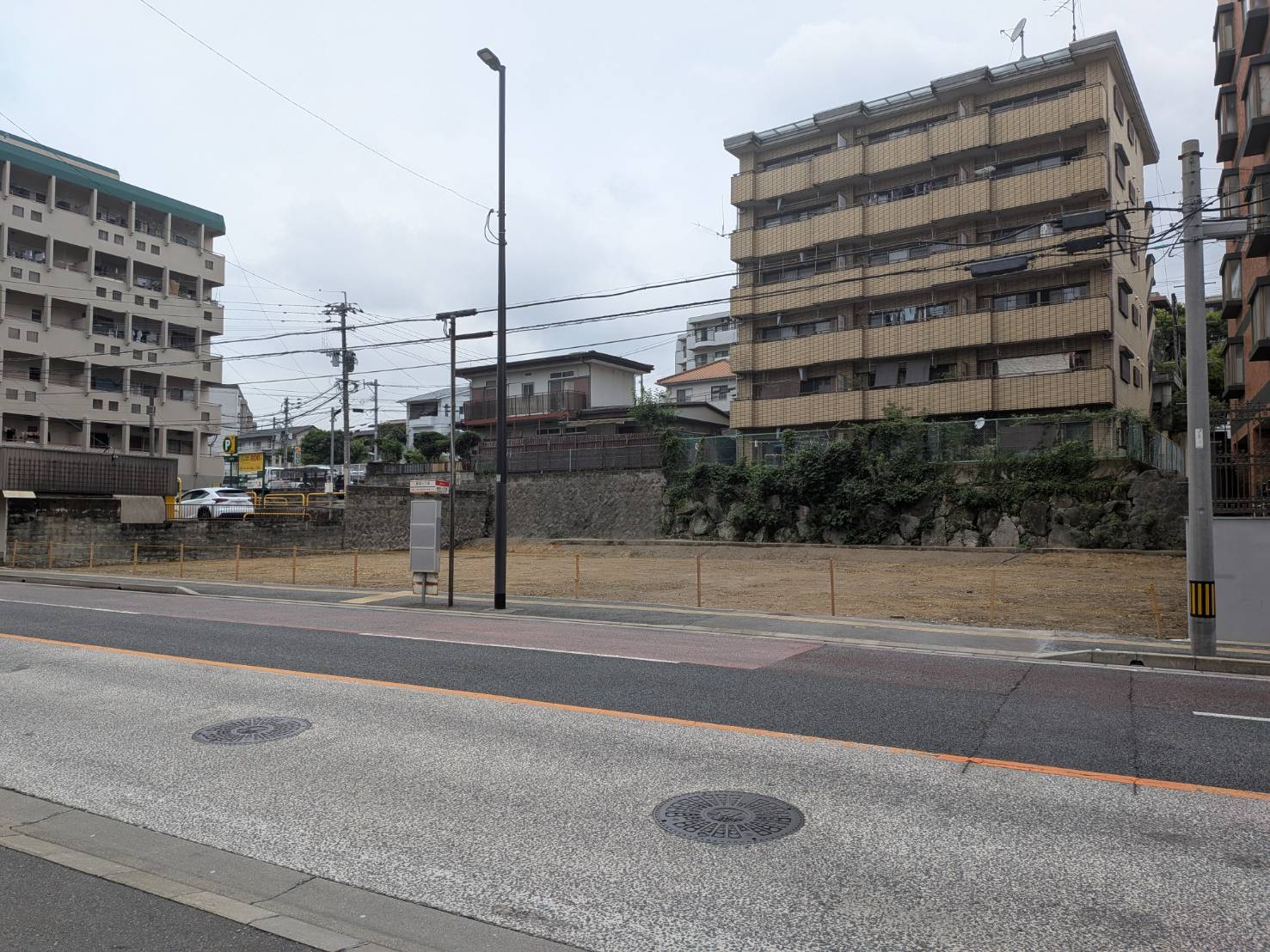 通りに面した完工後の更地(広角)