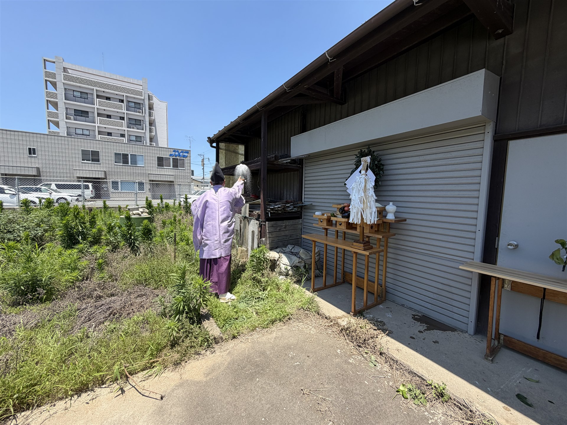 祭壇に向かい水神上げを執り行う様子