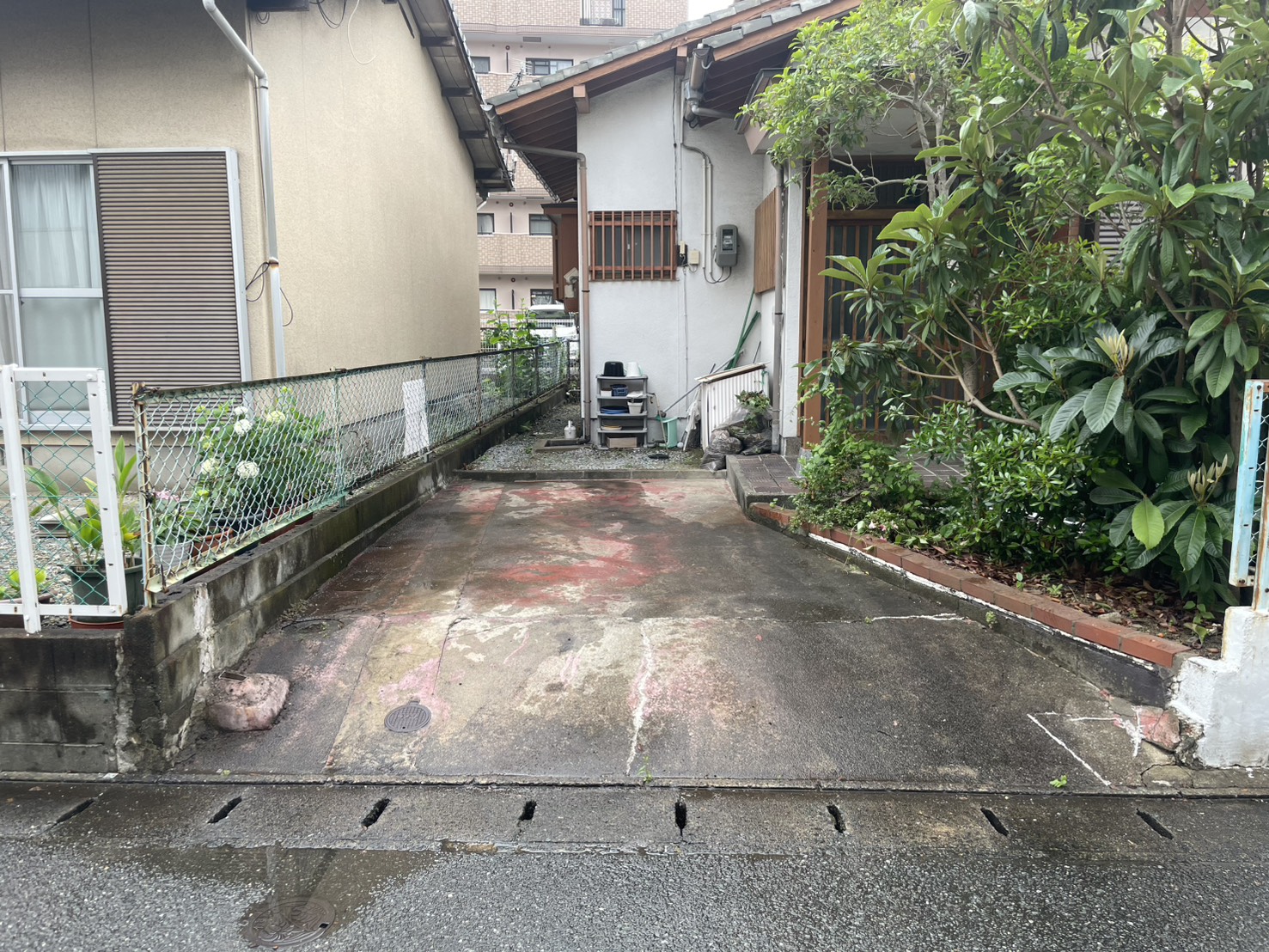 福岡県春日市 カーポート撤去後のすっきりした駐車スペース