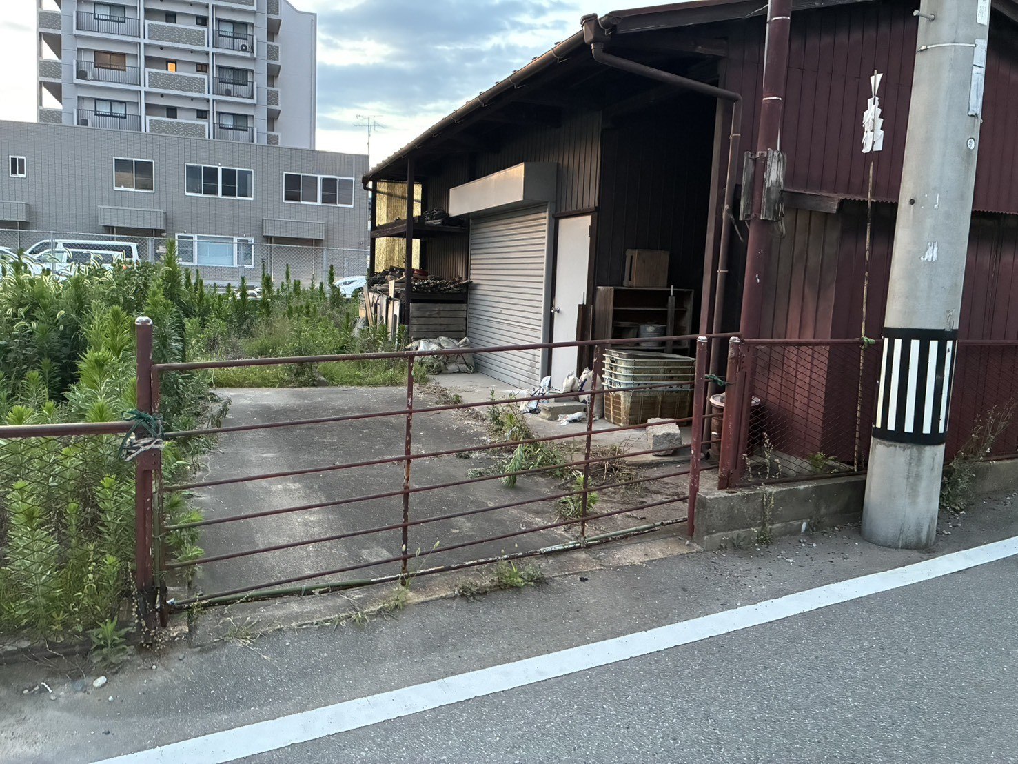 解体着手前の木造の作業小屋(前面道路から)