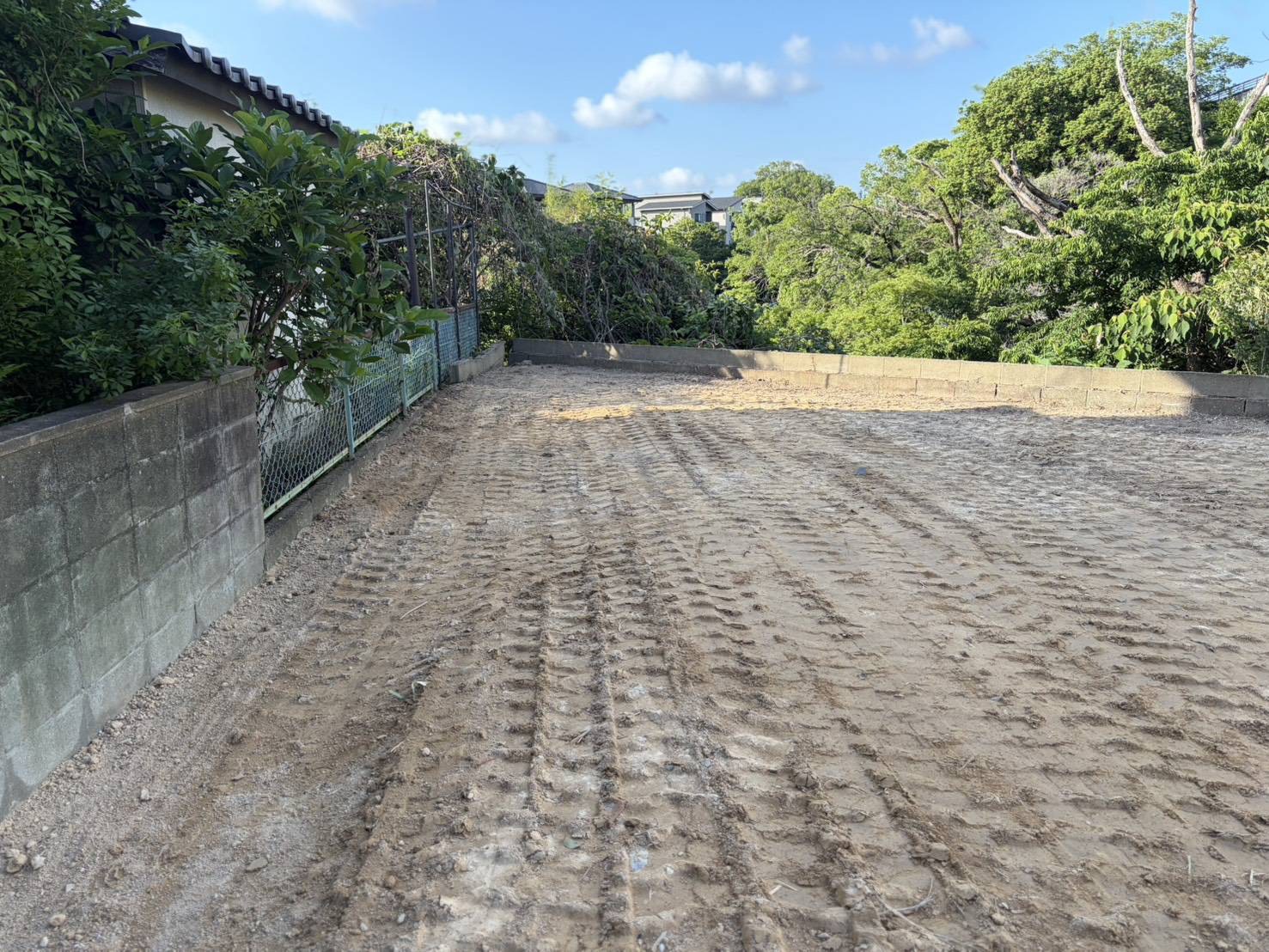 解体・整地を終え、青空のもときれいな更地となった春日市ちくし台の現場