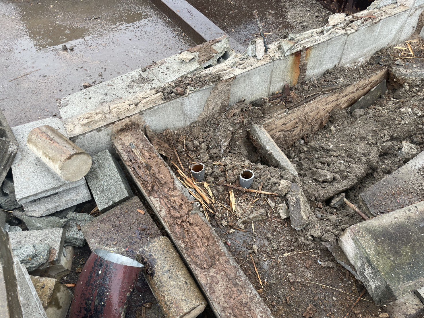 取り出した古い基礎と配管