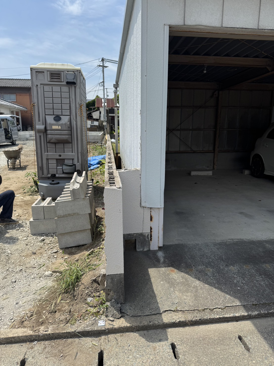 久留米市大石町でのブロック塀の解体作業の様子